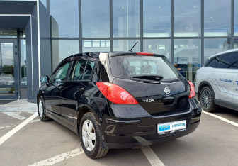 Подержанный автомобиль Nissan Tiida Hatchback 2007 года (7 фото)