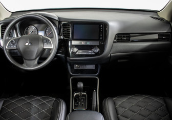 Подержанный автомобиль Mitsubishi Outlander 2022 года (11 фото)