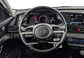 Подержанный автомобиль Hyundai Elantra Sedan 2021 года (22 фото)