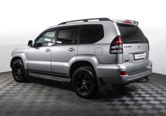 Подержанный автомобиль Toyota Land Cruiser Prado 2007 года (7 фото)