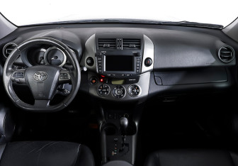 Подержанный автомобиль Toyota RAV4 2011 года (13 фото)