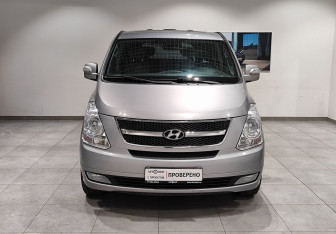 Подержанный автомобиль Hyundai Grand Starex 2015 года (2 фото)