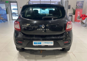 Подержанный автомобиль Renault Sandero 2015 года (5 фото)