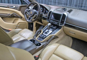 Подержанный автомобиль Porsche Cayenne 2016 года (12 фото)