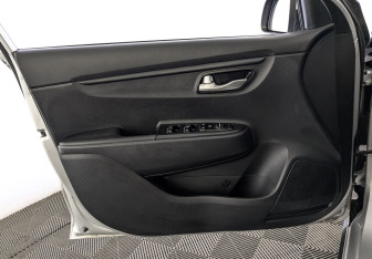 Подержанный автомобиль Kia Rio Hatchback 2021 года (18 фото)