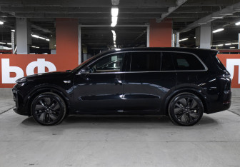 Подержанный автомобиль LiXiang L9 2023 года (8 фото)