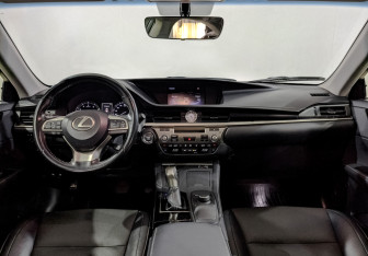 Подержанный автомобиль Lexus ES 2018 года (14 фото)
