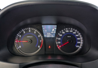 Подержанный автомобиль Hyundai Solaris Sedan 2011 года (14 фото)