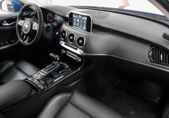 Подержанный автомобиль Kia Stinger 2018 года (9 фото)