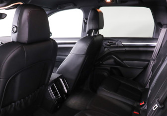 Подержанный автомобиль Porsche Cayenne 2012 года (12 фото)