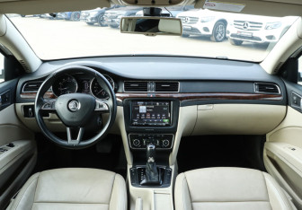 Подержанный автомобиль Skoda Superb Liftback 2013 года (12 фото)