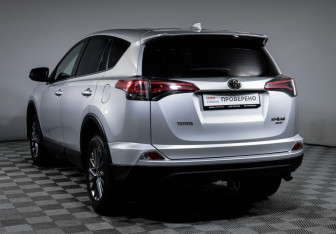 Подержанный автомобиль Toyota RAV4 2017 года (7 фото)