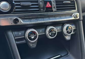 Подержанный автомобиль Genesis G70 2018 года (13 фото)