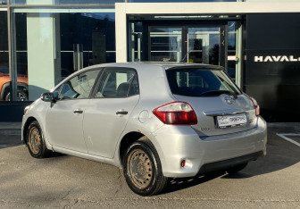 Подержанный автомобиль Toyota Auris Hatchback 2010 года (7 фото)
