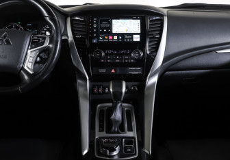 Подержанный автомобиль Mitsubishi Pajero Sport 2018 года (13 фото)