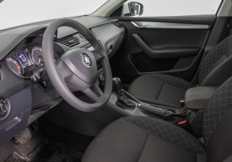 Подержанный автомобиль Skoda Octavia Liftback 2020 года (10 фото)