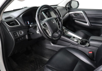 Подержанный автомобиль Mitsubishi Montero Sport 2022 года (9 фото)