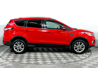 Подержанный автомобиль Ford Kuga 2017 года (4 фото)