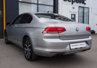 Подержанный автомобиль Volkswagen Passat Sedan 2017 года (7 фото)