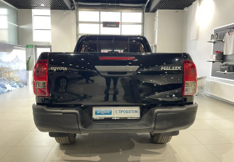 Подержанный автомобиль Toyota Hilux 2018 года (5 фото)