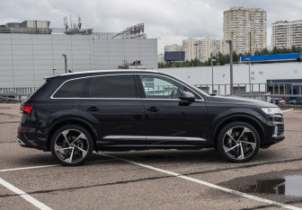 Подержанный автомобиль Audi Q7 2021 года (5 фото)