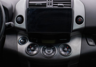 Подержанный автомобиль Toyota RAV4 2010 года (13 фото)