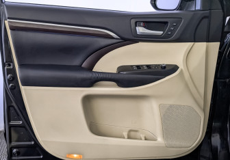 Подержанный автомобиль Toyota Highlander 2015 года (19 фото)