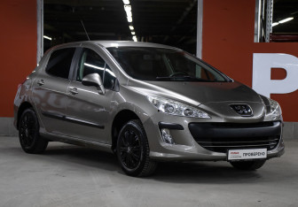 Подержанный автомобиль Peugeot 308 Hatchback 2010 года (3 фото)
