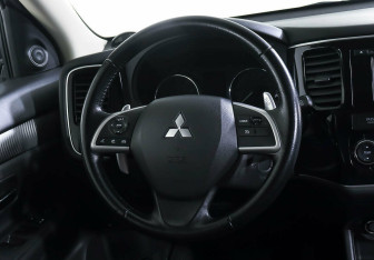 Подержанный автомобиль Mitsubishi Outlander 2014 года (10 фото)