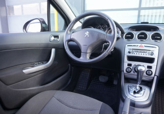 Подержанный автомобиль Peugeot 408 2012 года (12 фото)