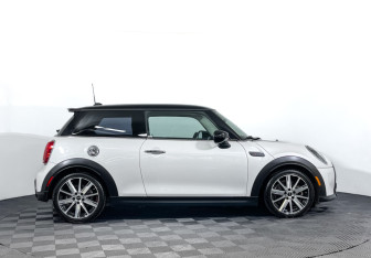 Подержанный автомобиль MINI Hatch 2023 года (4 фото)