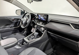 Подержанный автомобиль Toyota RAV4 2024 года (11 фото)
