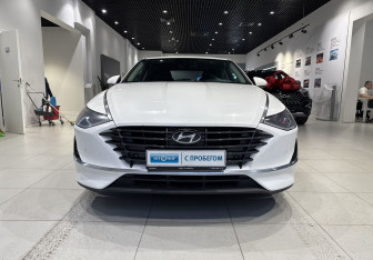 Подержанный автомобиль Hyundai Sonata 2020 года (2 фото)