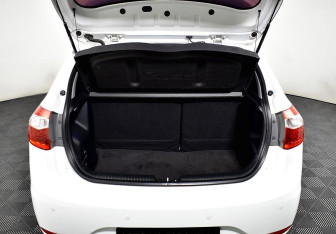 Подержанный автомобиль Kia Rio Hatchback 2013 года (13 фото)