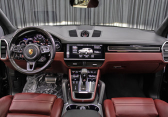 Подержанный автомобиль Porsche Cayenne 2018 года (14 фото)