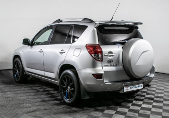 Подержанный автомобиль Toyota RAV4 2006 года (7 фото)