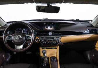 Подержанный автомобиль Lexus ES 2017 года (17 фото)