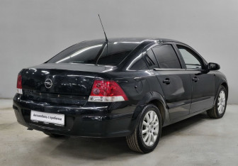 Подержанный автомобиль Opel Astra Sedan 2008 года (5 фото)