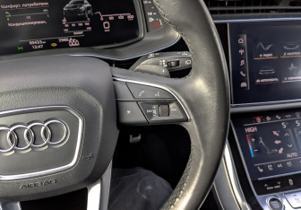 Подержанный автомобиль Audi Q8 2020 года (29 фото)