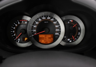 Подержанный автомобиль Toyota RAV4 2011 года (12 фото)