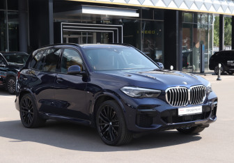 Подержанный автомобиль BMW X5 2022 года (3 фото)