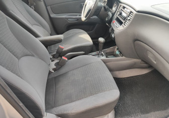 Подержанный автомобиль Kia Rio Sedan 2006 года (9 фото)