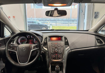 Подержанный автомобиль Opel Astra Hatchback 2013 года (15 фото)