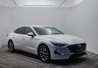 Подержанный автомобиль Hyundai Sonata 2022 года (3 фото)