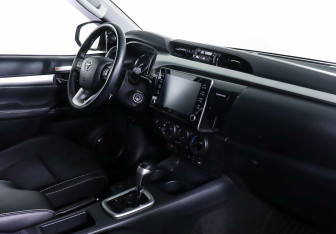 Подержанный автомобиль Toyota Hilux 2020 года (10 фото)