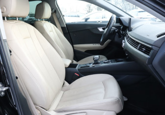Подержанный автомобиль Audi A4 Sedan 2019 года (14 фото)