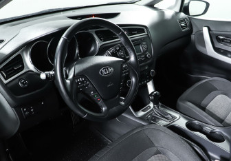 Подержанный автомобиль Kia Ceed Hatchback 2017 года (12 фото)