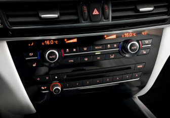 Подержанный автомобиль BMW X5 2015 года (28 фото)