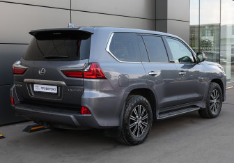 Подержанный автомобиль Lexus LX 2019 года (6 фото)
