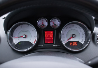 Подержанный автомобиль Peugeot 408 2015 года (12 фото)